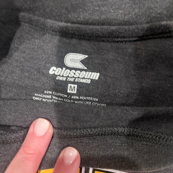 Iowa Hawkeyes Short Sleeve TShirt. Medium - Picture 2 of 2